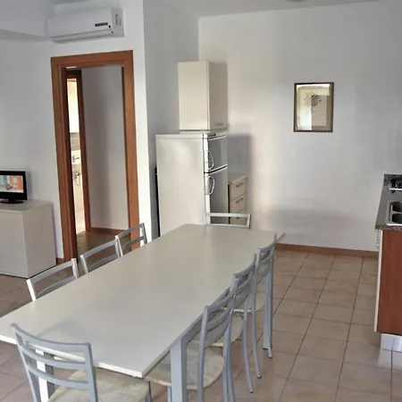 Large With Three Bedroom In アパート *